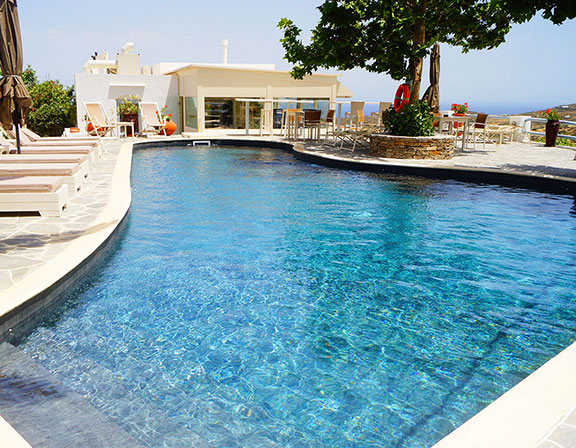 La piscine chauffée de l'hôtel Petali